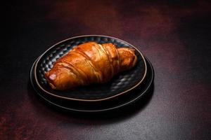 mooi verschillend Kerstmis decoraties en croissant Aan een bruin beton tafel foto