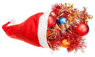 rood de kerstman hoed met Kerstmis ballen en decoraties foto