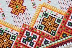 traditioneel oekraïens volk kunst gebreid borduurwerk patroon Aan textiel kleding stof foto