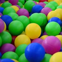 zwemmen zwembad voor pret en jumping in gekleurde plastic ballen foto