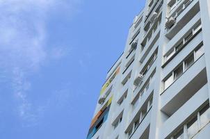 nieuw multy verdieping woon- gebouw en blauw lucht foto
