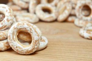 geglazuurd bagels Aan houten tafel foto