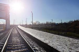 leeg spoorweg station platform foto