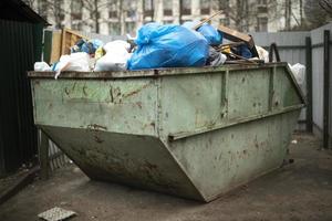 vuilnis kan. verspilling container. stad dumpen. foto