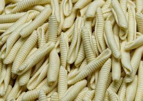 ongekookt Italiaans maccheroni al kleinzielig pasta achtergrond. foto