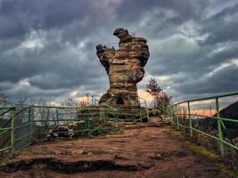 een middeleeuws kasteel ruïneren in de palatinate Woud foto