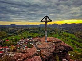 kruis Aan een rots in de palatinate Woud foto