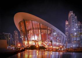 uae december 25 2018 Dubai opera, nacht horizon. vakantie vae. stad top visie. architectuur gebouw. blauw lucht. foto