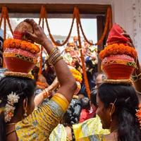 new delhi, india, 03 april 2022 - vrouwen met kalash op hoofd tijdens jagannath tempel mangal kalash yatra, indische hindoe toegewijden dragen aarden potten met heilig water met een kokosnoot erop foto