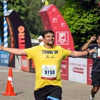 nieuw Delhi, Indië - oktober 16 2022 - vedanta Delhi voor de helft marathon ras na covid in welke marathon deelnemers over naar kruis de af hebben lijn, Delhi voor de helft marathon 2022 foto