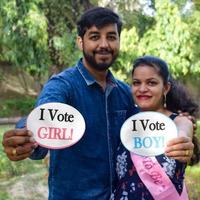 indiase paar poseren voor zwangerschaps baby shoot. het paar poseert in een gazon met groen gras en de vrouw pronkt met haar babybuil in de Lodhi-tuin in New Delhi, India foto