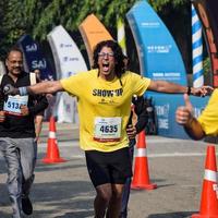 nieuw Delhi, Indië - oktober 16 2022 - vedanta Delhi voor de helft marathon ras na covid in welke marathon deelnemers over naar kruis de af hebben lijn, Delhi voor de helft marathon 2022 foto