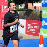 nieuw Delhi, Indië - oktober 16 2022 - vedanta Delhi voor de helft marathon ras na covid in welke marathon deelnemers over naar kruis de af hebben lijn, Delhi voor de helft marathon 2022 foto