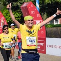 nieuw Delhi, Indië - oktober 16 2022 - vedanta Delhi voor de helft marathon ras na covid in welke marathon deelnemers over naar kruis de af hebben lijn, Delhi voor de helft marathon 2022 foto