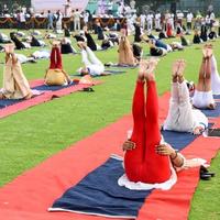 groep yoga oefening sessie voor mensen van verschillend leeftijd groepen Bij krekel stadion in Delhi Aan Internationale yoga dag, groot groep van volwassenen Bijwonen yoga sessie foto