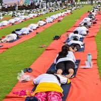 groep yoga oefening sessie voor mensen van verschillend leeftijd groepen Bij krekel stadion in Delhi Aan Internationale yoga dag, groot groep van volwassenen Bijwonen yoga sessie foto