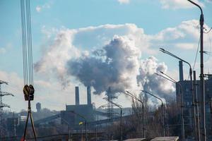 arm milieu in stad. milieu ramp. schadelijk uitstoot in omgeving. rook en smog. verontreiniging van atmosfeer door fabriek. foto