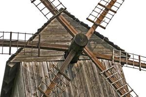 houten oud molen. middeleeuws molen. houten gebouw foto