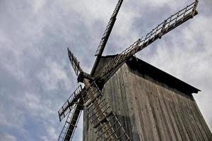 houten oud molen. middeleeuws molen. houten gebouw foto