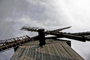 houten oud molen. middeleeuws molen. houten gebouw foto