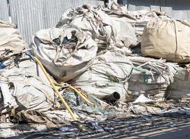 plastic zakken, pijpen en kabel mouwen voor recycling foto