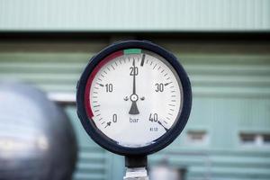 dichtbij omhoog gas- druk meter buizen kleppen foto