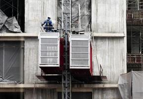 ingenieurs repareren liften Bij bouw plaats foto