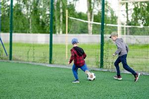 kinderen Speel Amerikaans voetbal in de tuin, Aan de gazon foto