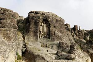 keer bekeken over- onze dame van de mooi zo ster of nossa senhora da boa Estrela, een klein heiligdom gesneden in de berg in de buurt de hoogste punt in continentaal Portugal in serra da estrela. foto