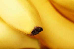 rijp en zoet geel bananen dichtbij omhoog vol scherm foto