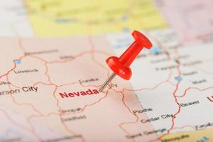 rood klerikaal naald- Aan een kaart van Verenigde Staten van Amerika, Nevada en de hoofdstad carson stad. detailopname kaart Nevada met rood tack foto