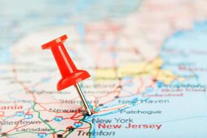 rood klerikaal naald- Aan een kaart van Verenigde Staten van Amerika, zuiden nieuw Jersey en de hoofdstad nieuw york. dichtbij omhoog kaart van zuiden nieuw Jersey met rood tack foto