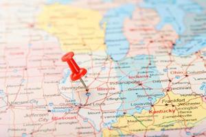 rood klerikaal naald- Aan een kaart van Verenigde Staten van Amerika, Illinois en de hoofdstad lenteveld. dichtbij omhoog kaart van Illinois met rood tack foto