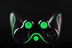zwart spel controleur gamepad met groen toetsen Aan zwart achtergrond ondersteboven naar beneden dichtbij omhoog foto