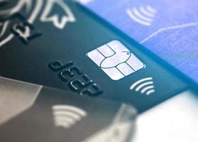 elektronisch contactloos credit kaart met selectief focus microchip. macro van een credit kaart. foto
