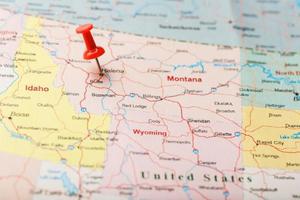 rood klerikaal naald- Aan een kaart van Verenigde Staten van Amerika, Montana en de hoofdstad van helena. dichtbij omhoog Montana kaart met rood tack foto