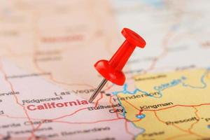 rood klerikaal naald- Aan een kaart van Verenigde Staten van Amerika, Californië en sacramento hoofdstad. dichtbij omhoog kaart van Californië met rood tack foto