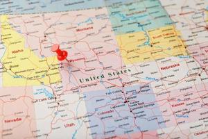 rood klerikaal naald- Aan een kaart van Verenigde Staten van Amerika, Wyoming en de hoofdstad cheyenne. dichtbij omhoog kaart van Wyoming met rood tack foto