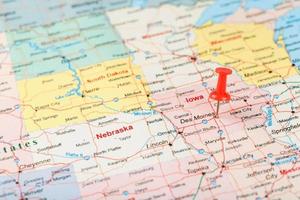 rood klerikaal naald- Aan een kaart van Verenigde Staten van Amerika, Iowa en de hoofdstad des geld. dichtbij omhoog kaart van Iowa met rood tack foto