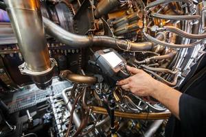 inspectie van een gas- turbine motor gebruik makend van een video endoscoop. zoeken voor gebreken binnen de turbine en het schieten Aan video, foto's gebruik makend van een meten instrument. foto