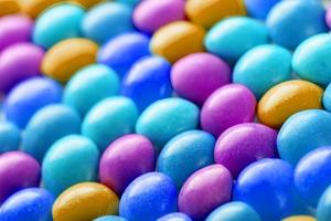 textuur-achtergrond van veelkleurig snoepjes. kleuren van de regenboog detailopname, structuur en herhalen van de dragee foto