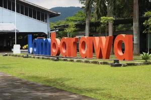 ambarawa,indonesië,2022-ambarawa spoorweg museum operator creëren rood Dan blauw. foto