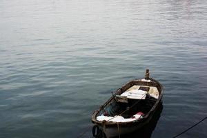 visvangst boot in de wateren van zee foto