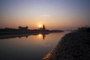 mooi gouden uur zonsopkomst landschap visie in de buurt de padma rivier- in Bangladesh foto