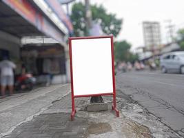 mockup van leeg reclameborden Aan de kant van de snelweg, blanco reclame poster Sjablonen, informatie banier tijdelijke aanduiding bespotten ups foto