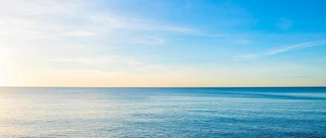 de visie van de zee in de ochtend- met de gouden stralen van de zon schijnend Aan de zee in zomer foto