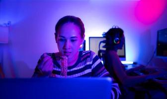 Aziatisch Dames wie vertrouwen zwaar Aan computers naar kijk maar drama serie tot hebben naar eten ogenblik noedels in voorkant van het, foto
