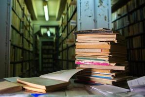 heel oud boeken zittend Aan de schappen in de bibliotheek. boeken net zo een symbool van kennis. foto