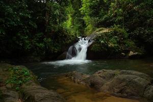 mooi waterval vloeiende van de berg Bij phangnga provincie, Thailand foto