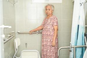 Aziatische senior of oudere oude dame vrouw patiënt gebruik toilet badkamer handvat beveiliging in verpleegafdeling ziekenhuis, gezond sterk medisch concept. foto